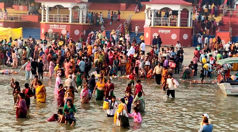 गंगा घाट में स्नान करते श्रद्धालुओं का छायाचित्र