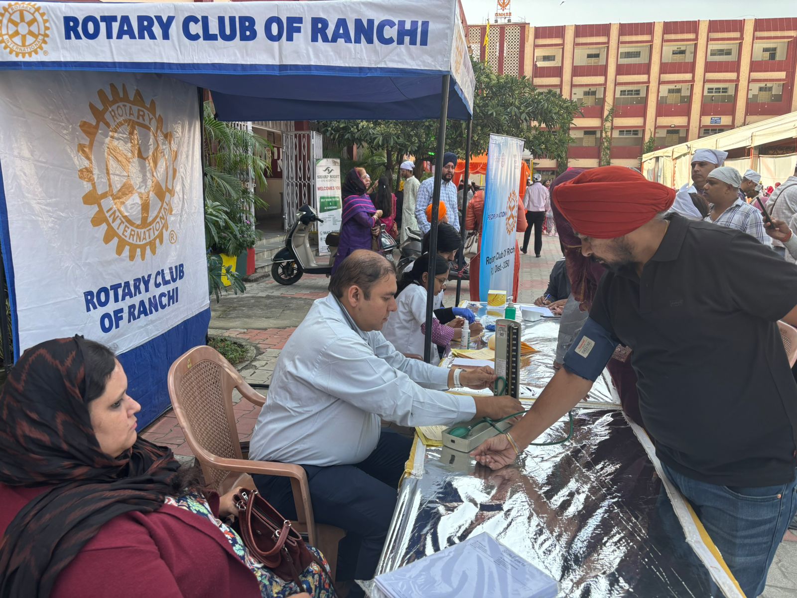 शिव‍िर में जांच करते डॉक्‍टर समेत अन्‍य लोग