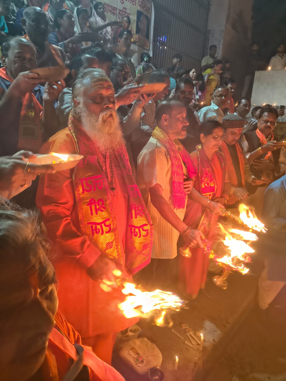 रामगंगा नदी घाट पर की रामगंगा मैय्या की महाआरती करते राष्ट्रीय पुजारी परिषद के पदाधिकारी। रामगंगा नदी घाट पर की रामगंगा मैय्या की महाआरती करते राष्ट्रीय पुजारी परिषद के पदाधिकारी।