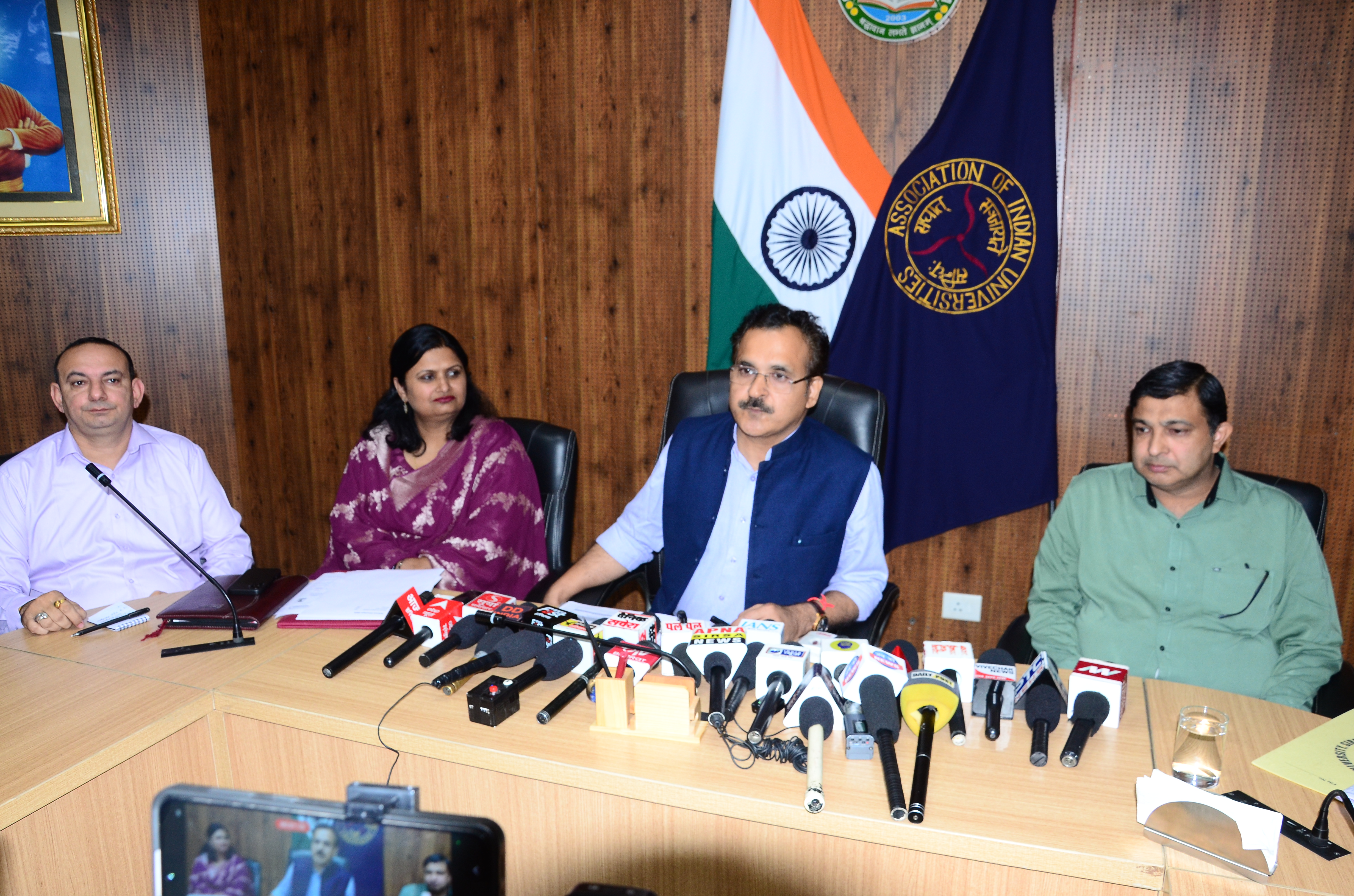 पत्रकारों से बातचीत करते सीडीएलयू के कुलपति प्रो. विजय कुमार। पत्रकारों से बातचीत करते सीडीएलयू के कुलपति प्रो. विजय कुमार।