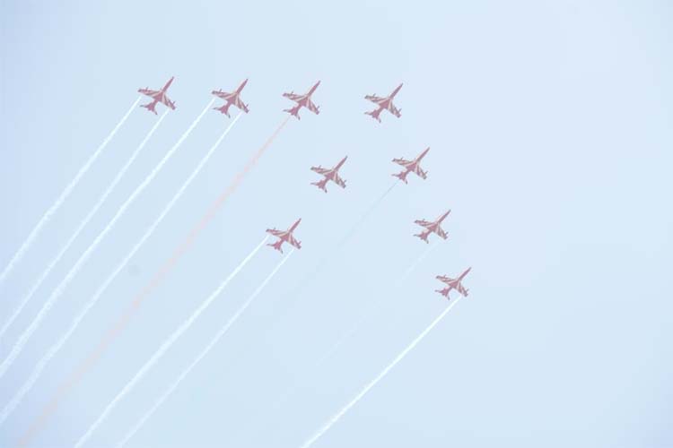 एरोबेटिक सूर्यकिरण की टीम ने रोमांचक एयर शो का प्रदर्शन एरोबेटिक सूर्यकिरण की टीम ने रोमांचक एयर शो का प्रदर्शन