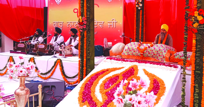 शबद कीर्तन करते हुए