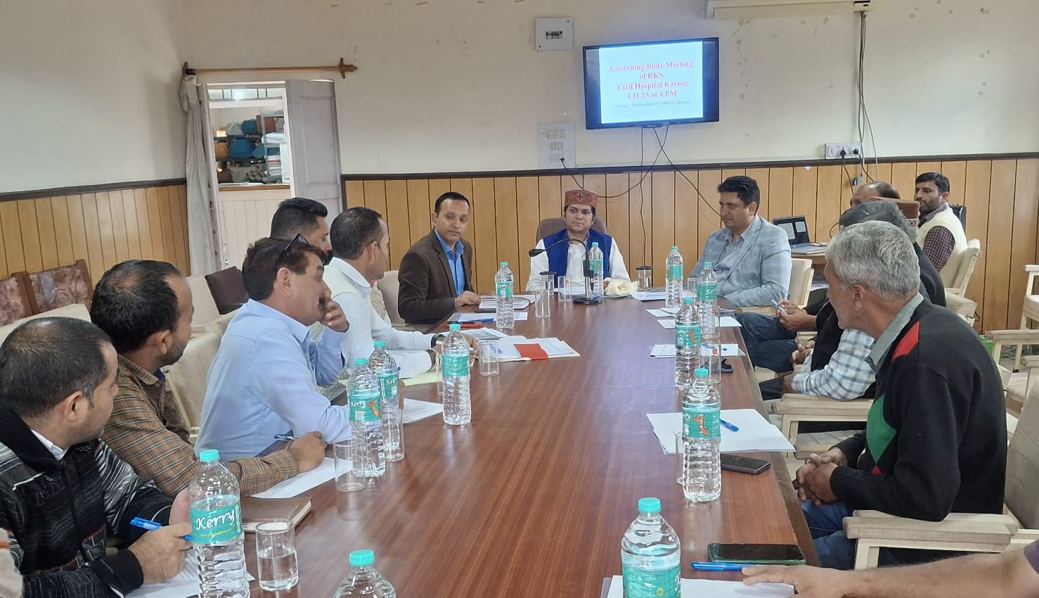 बैठक की अध्यक्षता करते हुए एसडीएम।