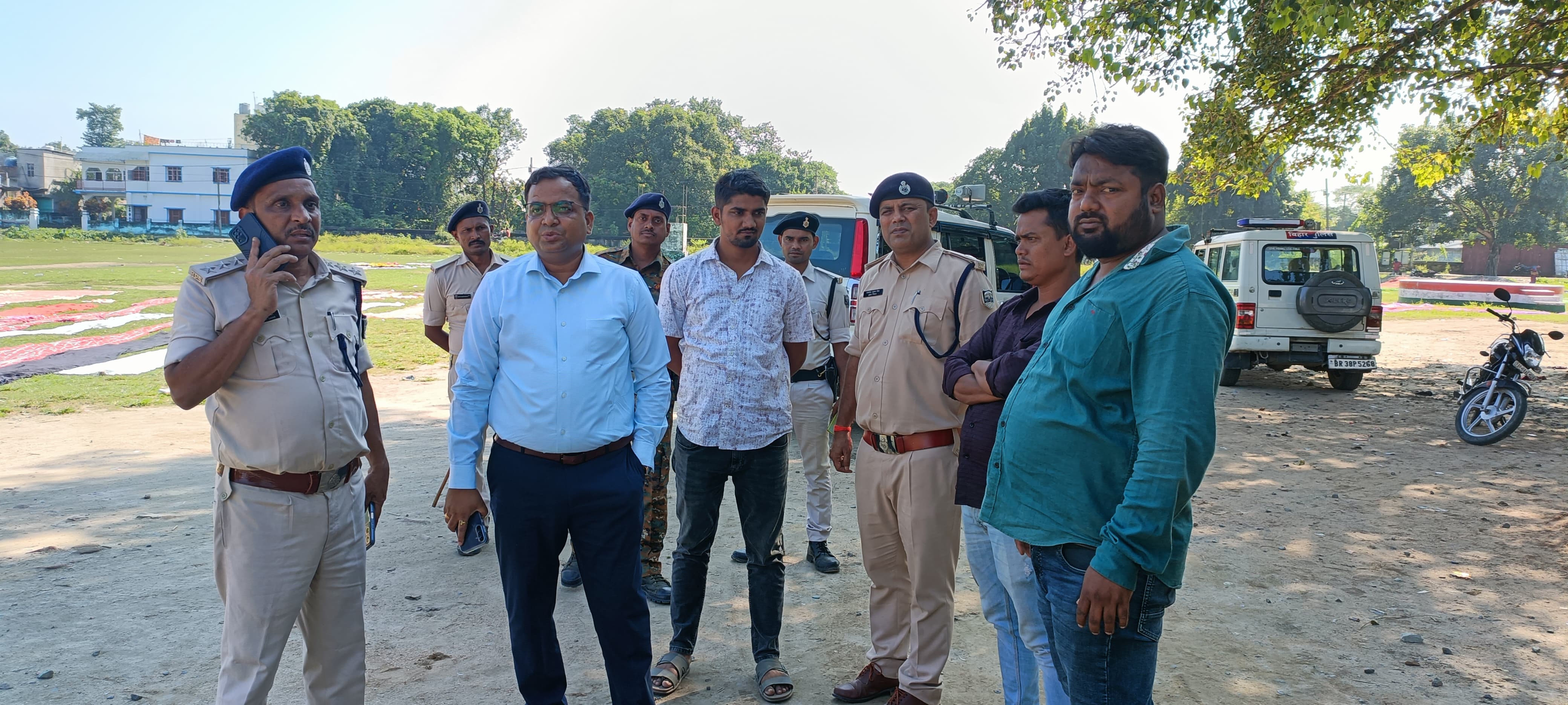 अररिया फोटो:एसडीएम,एसडीपीओ और एसएचओ कांग्रेस नेता से जानकारी लेते