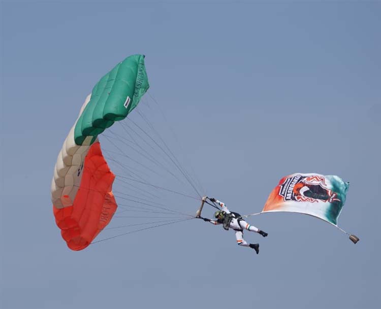 एरोबेटिक सूर्यकिरण की टीम ने रोमांचक एयर शो का प्रदर्शन एरोबेटिक सूर्यकिरण की टीम ने रोमांचक एयर शो का प्रदर्शन