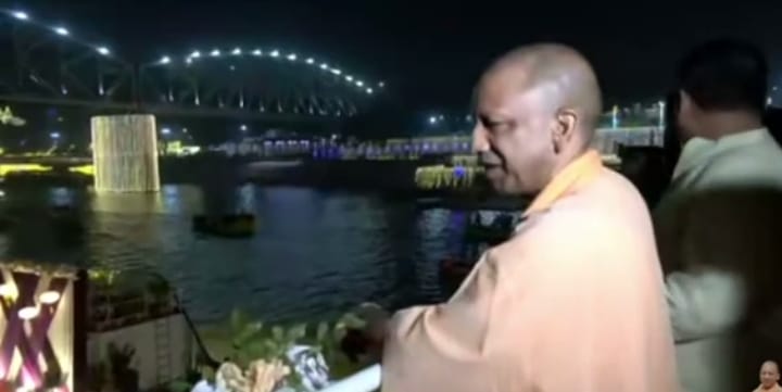 देव दीपावली का नजारा लेते सीएम योगी