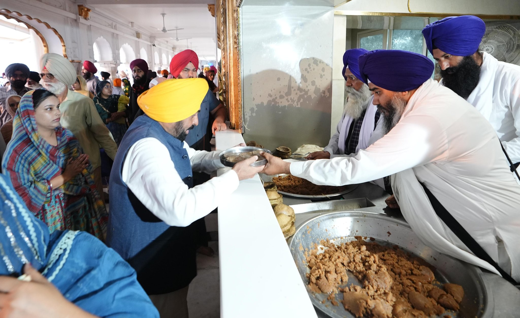 पंजाब के मुख्यमंत्री भगवंत मान दरबार साहिब में कड़ाह प्रशाद लेते हुए