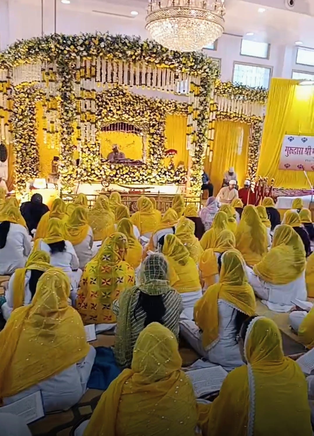 जुटे श्रद्धालु