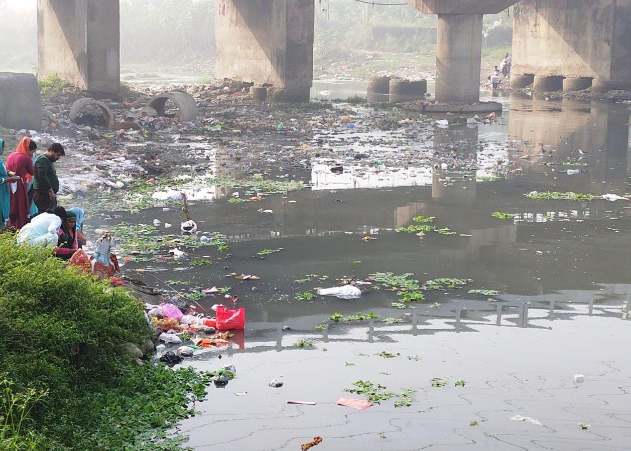 मुरादाबाद में गागन नदी पर पसरी गंदगी।