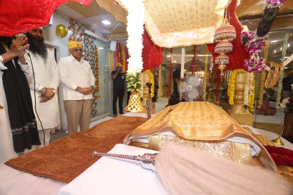 ગાંધીનગરમાં ગુરૂ ગ્રંથ સાહિબના દર્શન પૂજન કરતા મુખ્યમંત્રી