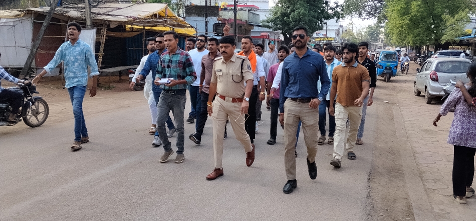 गांधी मैदान से आक्रोश रैली निकालकर राष्ट्रीय गोशाला जाते हुए गो सेवा समिति के पदाधिकारी एवं सदस्य। गांधी मैदान से आक्रोश रैली निकालकर राष्ट्रीय गोशाला जाते हुए गो सेवा समिति के पदाधिकारी एवं सदस्य।