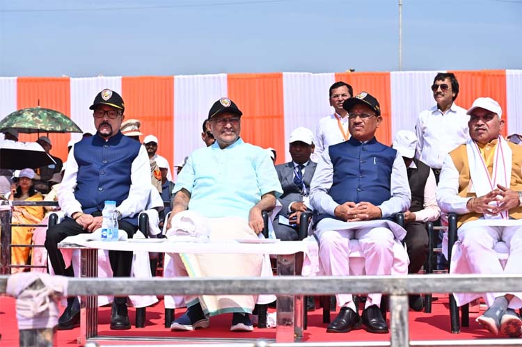 एरोबेटिक सूर्यकिरण की टीम ने रोमांचक एयर शो का प्रदर्शन एरोबेटिक सूर्यकिरण की टीम ने रोमांचक एयर शो का प्रदर्शन