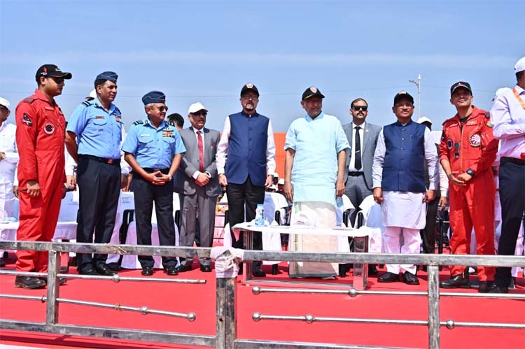 एरोबेटिक सूर्यकिरण की टीम ने रोमांचक एयर शो का प्रदर्शन एरोबेटिक सूर्यकिरण की टीम ने रोमांचक एयर शो का प्रदर्शन