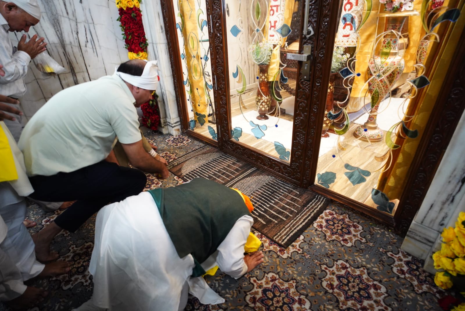 गुरुद्वारा बंगला साहिब में  बुधवार को गुरु नानक देव महाराज के पावन प्रकाश पर्व  पर  मत्था टेकाते दिल्ली विधानसभा के अध्यक्ष विजेंद्र गुप्ता