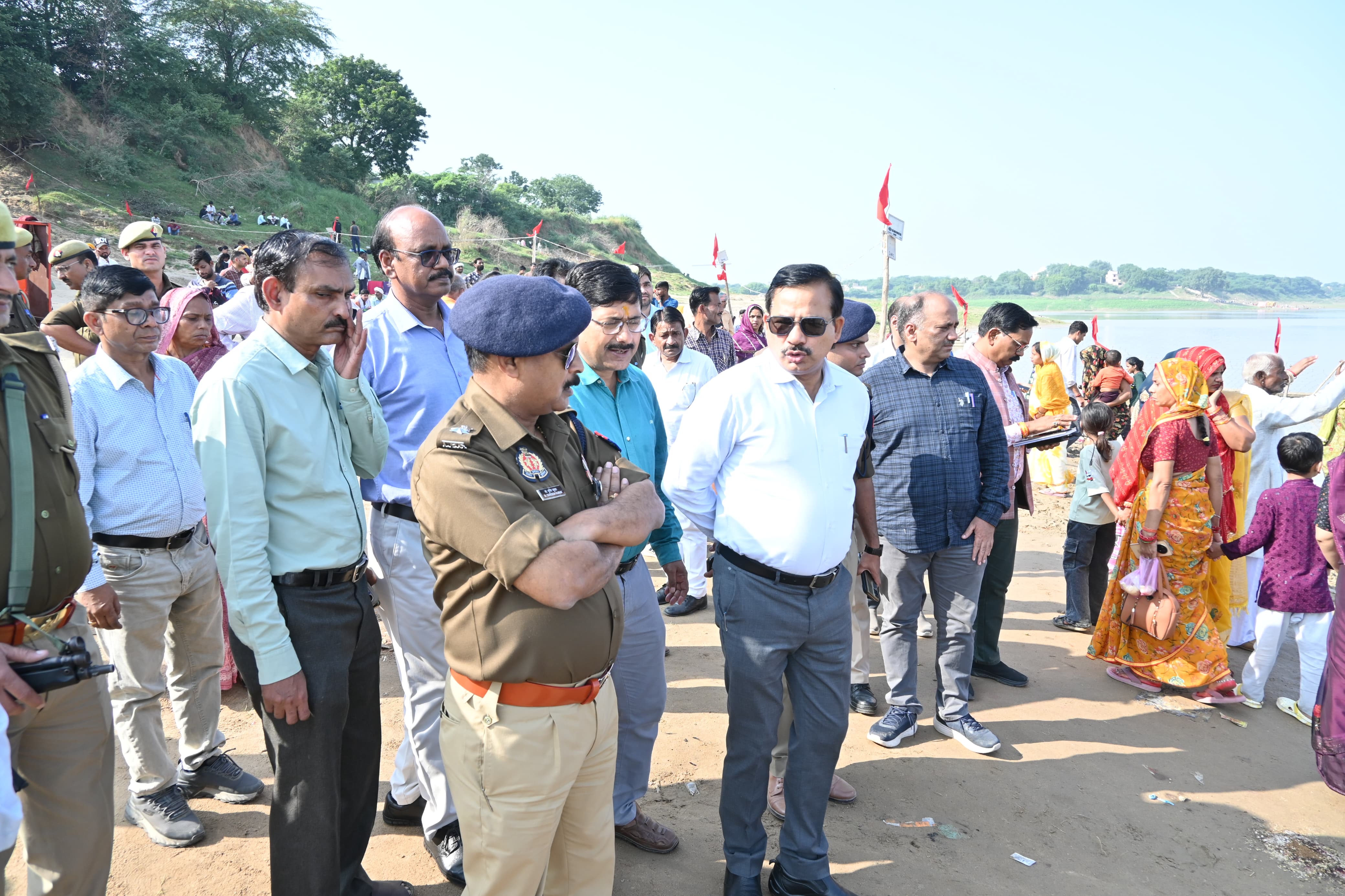 मेले का निरीक्षण करते जिलाधिकारी मेले का निरीक्षण करते जिलाधिकारी