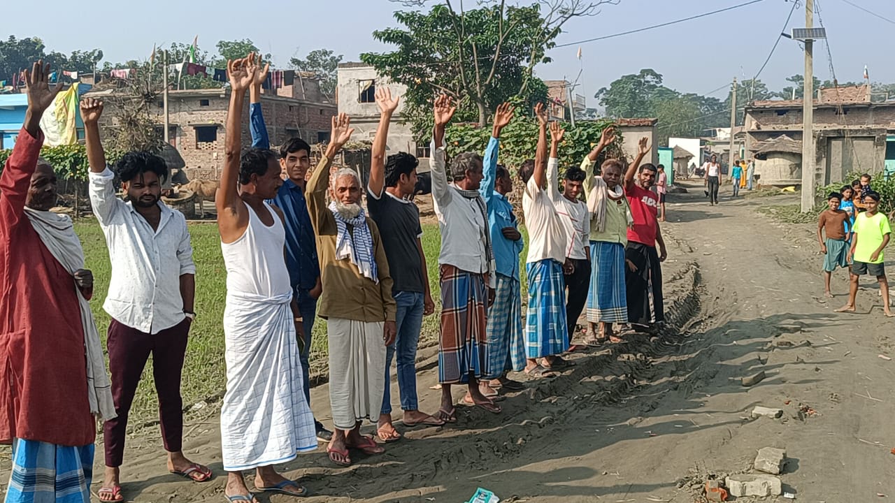 सड़क की समस्या को लेकर ग्रामीणों ने किया प्रदर्शन सड़क की समस्या को लेकर ग्रामीणों ने किया प्रदर्शन