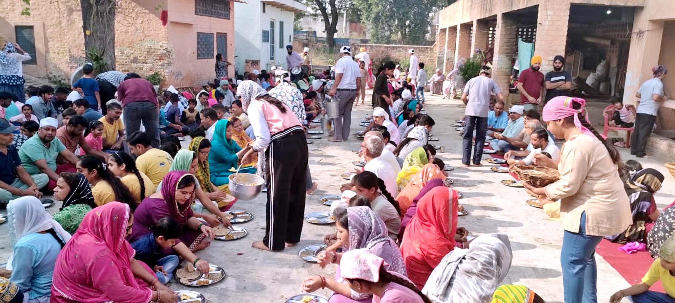 लंगर छकते हुए श्रद्धालु।