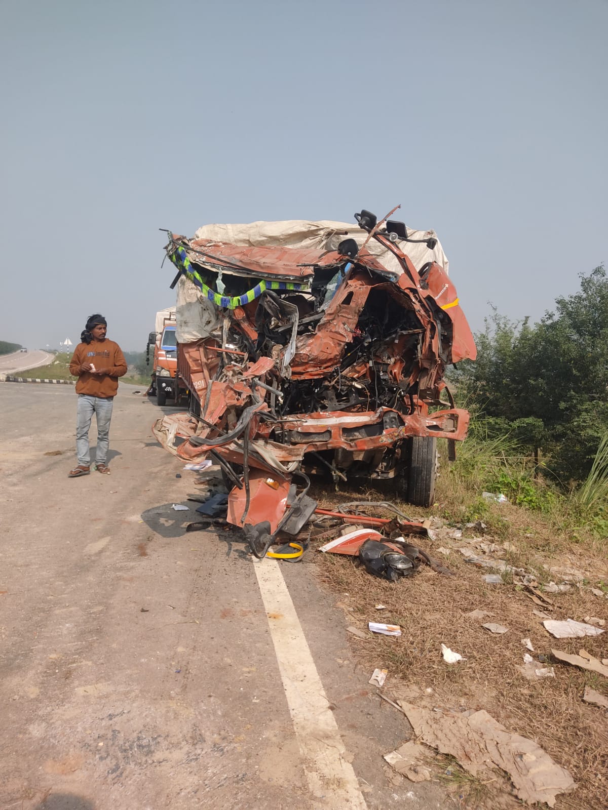 घटना स्थल पर खड़ी दुर्घटनाग्रस्त डीसीएम