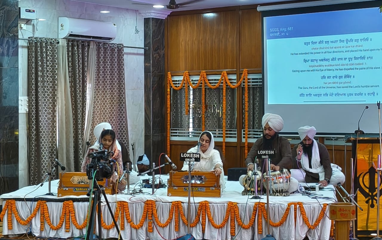 शबद कीर्तन की प्रस्तुति देते हुए कलाकार।