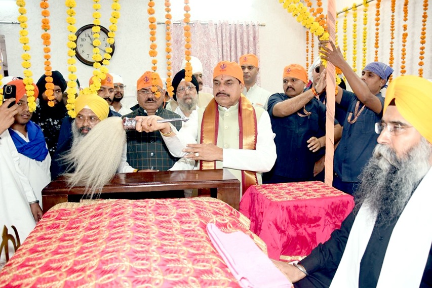 मुख्यमंत्री डॉ. मोहन यादव ने गुरुनानक जयंती पर अरेरा कॉलोनी गुरुद्वारे में अरदास की मुख्यमंत्री डॉ. मोहन यादव ने गुरुनानक जयंती पर अरेरा कॉलोनी गुरुद्वारे में अरदास की