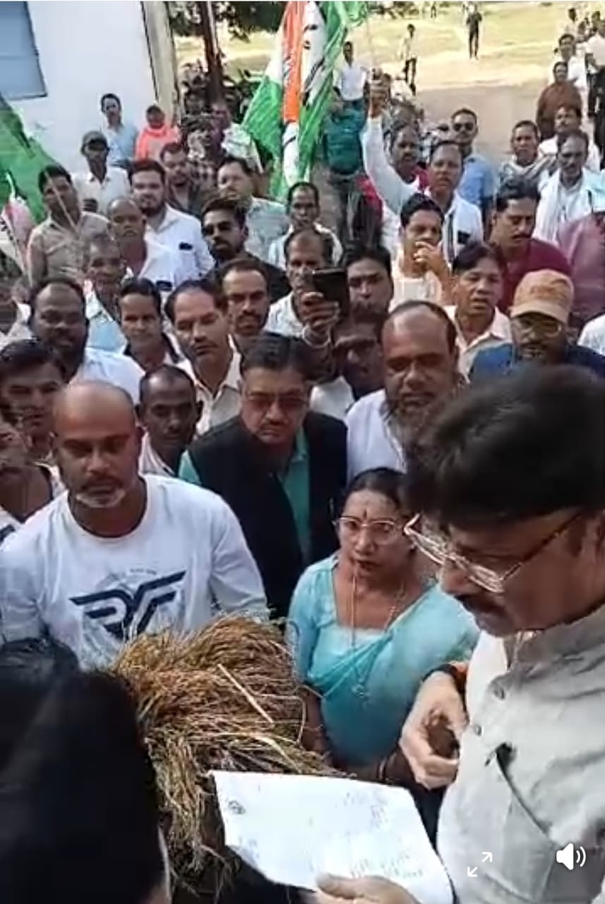 चाैपट फसल और मांगपत्र के साथ पूर्व विधायक