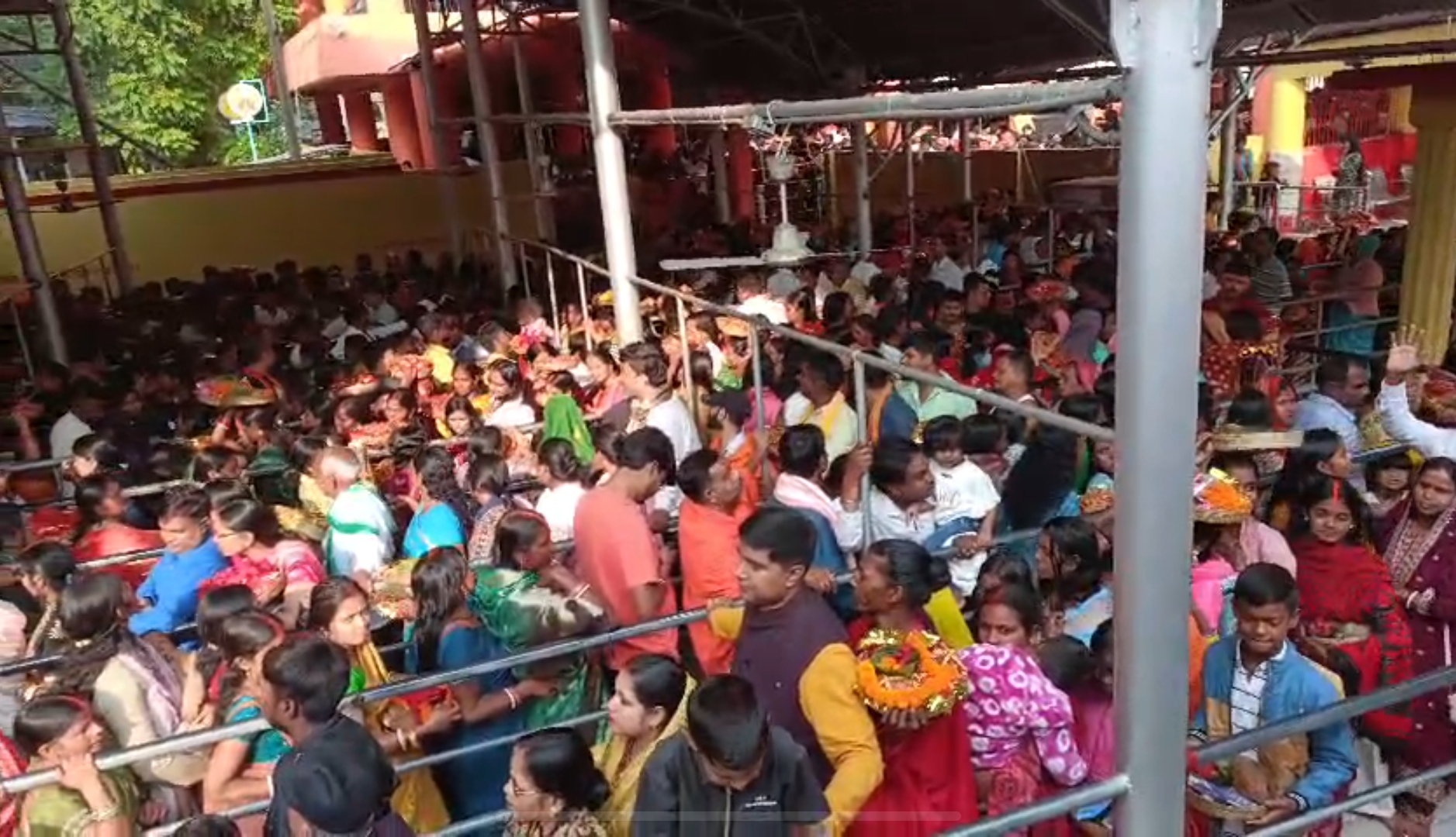 मंदिर में लगी भीड़ मंदिर में लगी भीड़