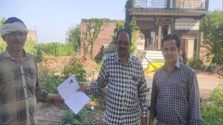 बीएलओ ने घर-घर पहुंचकर बांटे गणना फॉर्म बीएलओ ने घर-घर पहुंचकर बांटे गणना फॉर्म