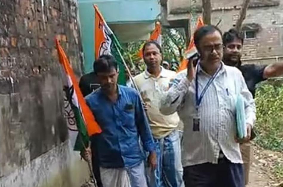 बीएलओ के पीछे चलते टीएमसी कार्यकर्ता बीएलओ के पीछे चलते टीएमसी कार्यकर्ता