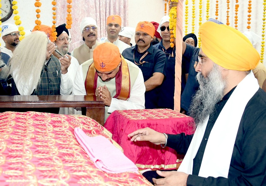 मुख्यमंत्री डॉ. मोहन यादव ने गुरुनानक जयंती पर अरेरा कॉलोनी गुरुद्वारे में अरदास की मुख्यमंत्री डॉ. मोहन यादव ने गुरुनानक जयंती पर अरेरा कॉलोनी गुरुद्वारे में अरदास की