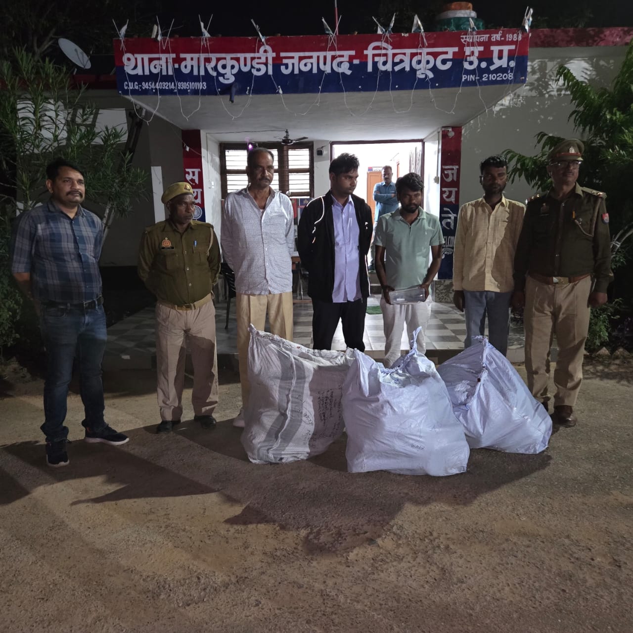 चालीस लाख गांजे के साथ गिरफ्तार तस्करों की फोटो चालीस लाख गांजे के साथ गिरफ्तार तस्करों की फोटो