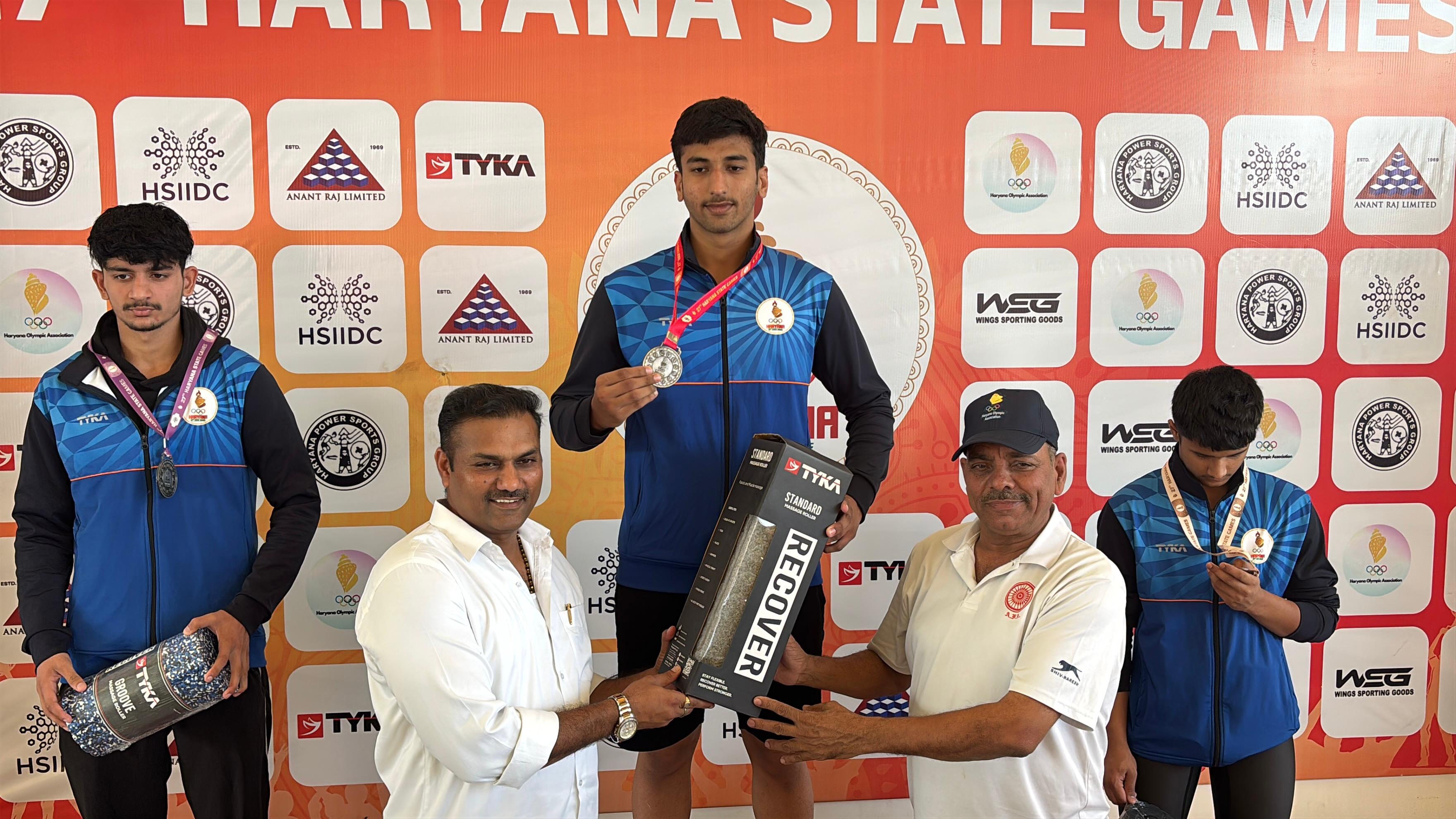 ब्रैस्टस्ट्राॅक इवेंट के विजेता तैराकों को सम्मानित करते हुए भीम अवार्डी चरण सिंह और एचओए के उपाध्यक्ष अनिल खत्री। ब्रैस्टस्ट्राॅक इवेंट के विजेता तैराकों को सम्मानित करते हुए भीम अवार्डी चरण सिंह और एचओए के उपाध्यक्ष अनिल खत्री।