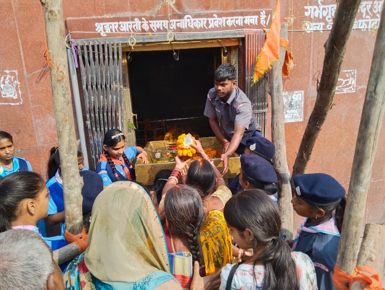 Kartik Purnima: 200 Scouts and Guides took charge of crowd control at Baba Hariharnath Temple and Kalighat Kartik Purnima: 200 Scouts and Guides took charge of crowd control at Baba Hariharnath Temple and Kalighat
