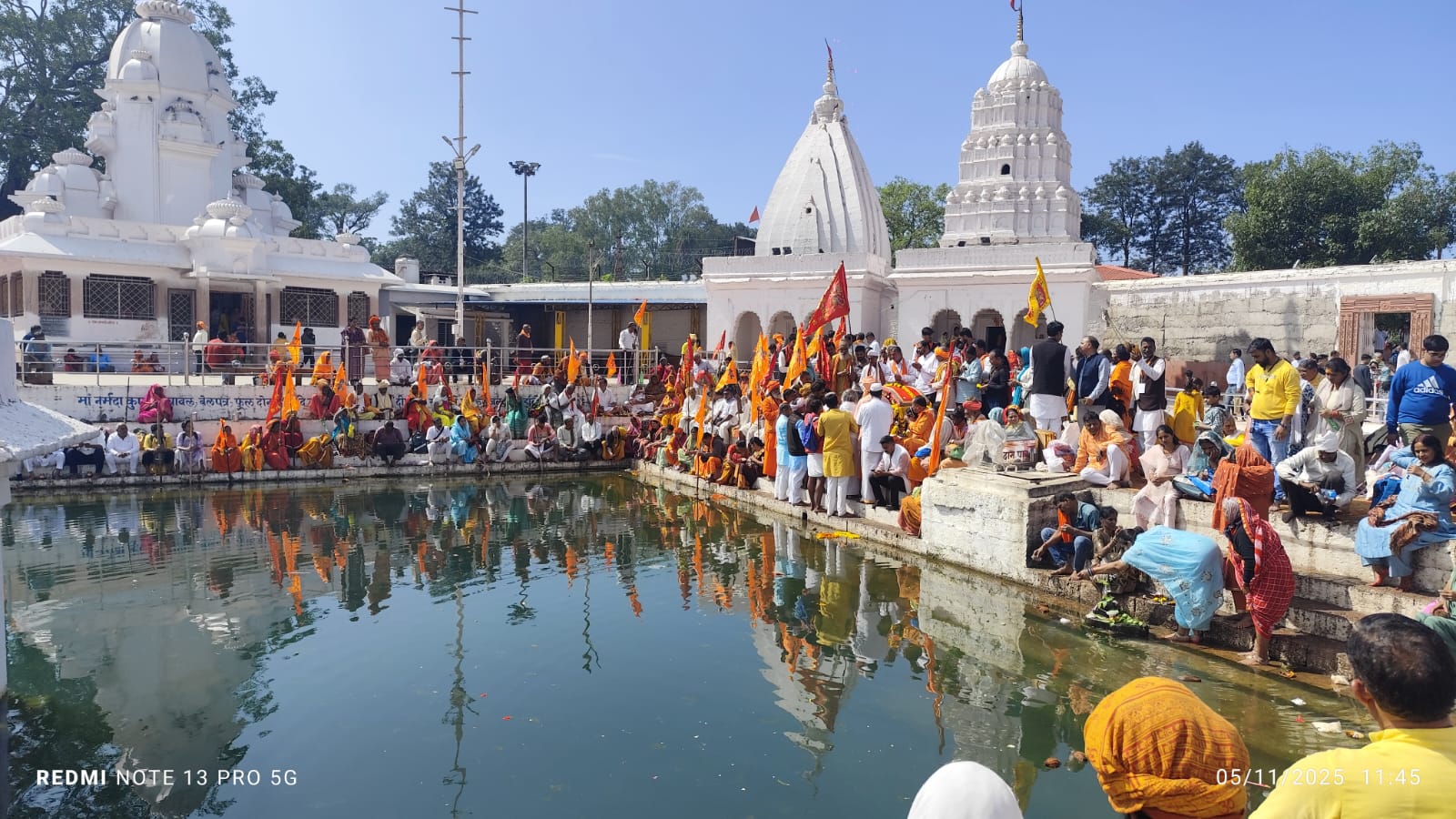 नर्मदा कुंड में दीपदान के लिए श्रद्धालुओं की भीड नर्मदा कुंड में दीपदान के लिए श्रद्धालुओं की भीड