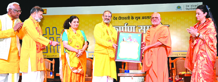 महामंडलेश्वर स्वामी विश्वेश्वरानंद गिरि महाराज का सम्मान करते हुए