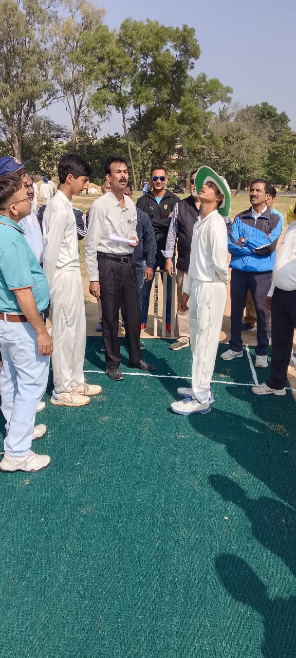 खिलाड़ियों के बीच क्रिकेट संघ के सचिव शैलेंद्र कुमार समेत अन्य