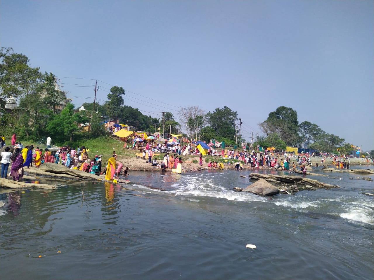 नदी में श्रद्धालु नहाते हुए नदी में श्रद्धालु नहाते हुए