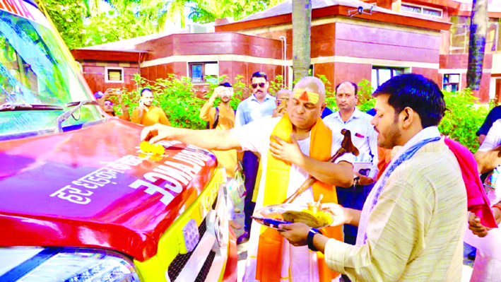 आईसीयू ऑन व्हील का लोकार्पण करते हुए