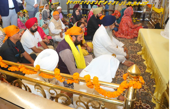हरियाणा के मुख्यमंत्री नायब सैनी गुरुद्वारा बंगला साहिब में कीर्तन सुनते हुए हरियाणा के मुख्यमंत्री नायब सैनी गुरुद्वारा बंगला साहिब में कीर्तन सुनते हुए