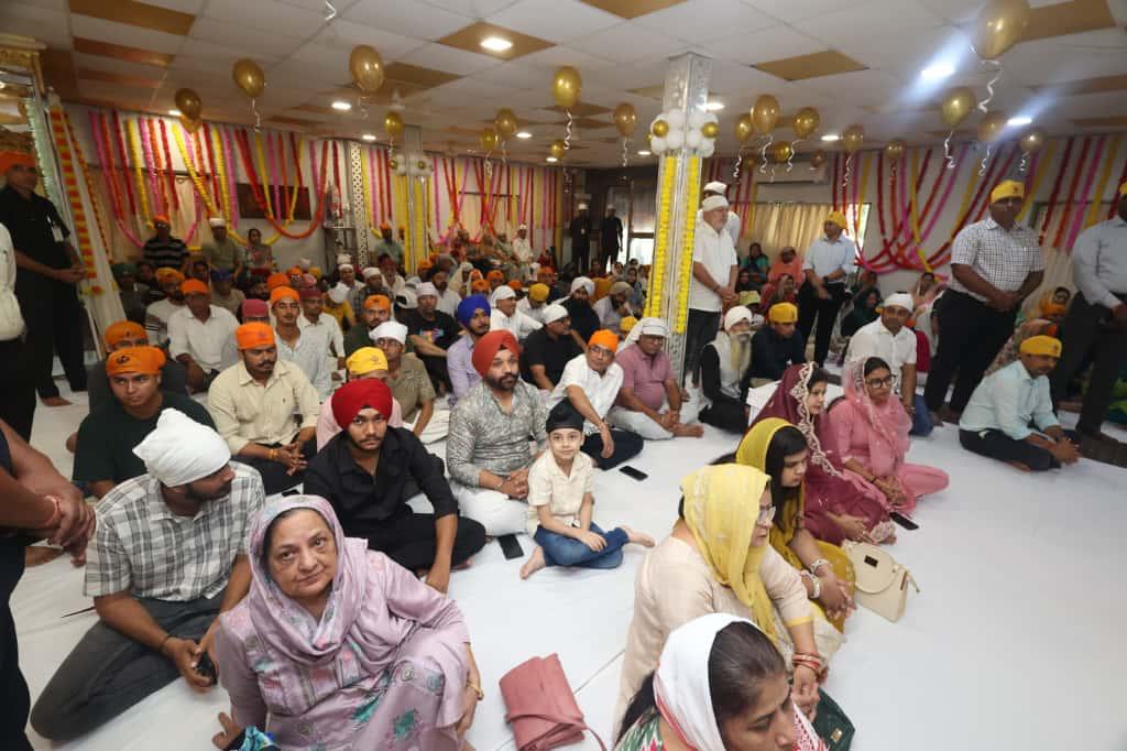 ગાંધીનગરમાં ગુરૂ ગ્રંથ સાહિબના દર્શન પૂજન કરતા મુખ્યમંત્રી