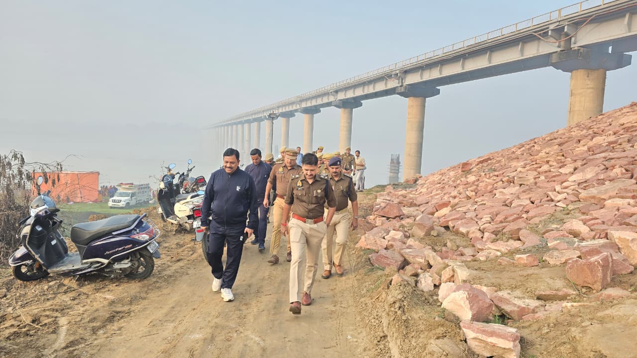 फोटो - घाटो का निरीक्षण करते डीएम व पुलिस अधीक्षक