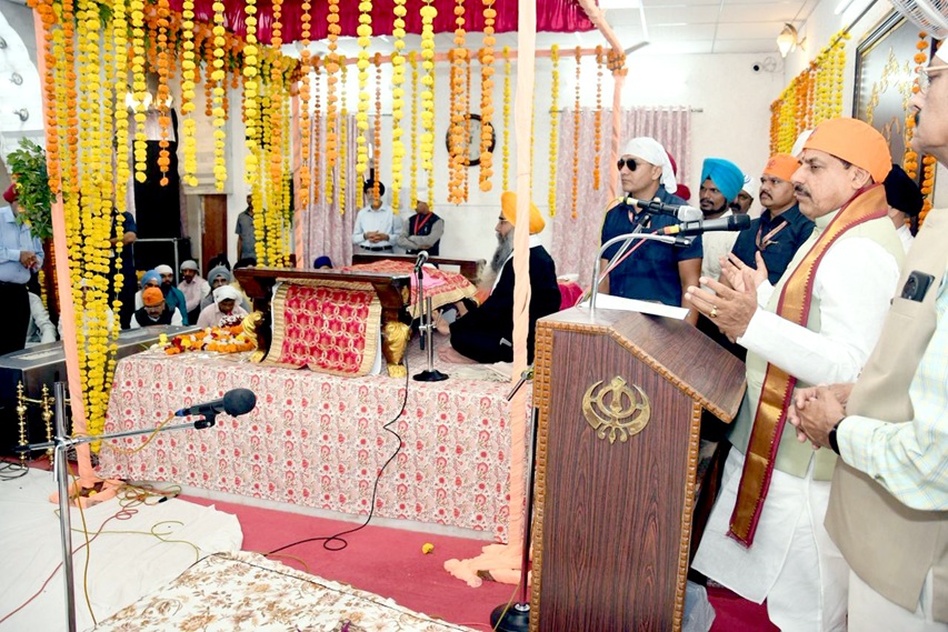 मुख्यमंत्री डॉ . मोहन यादव ने गुरुद्वारे में मत्था टेका, शबद कीर्तन का श्रवण कर सभी को गुरुपरब की शुभकामनाएं दीं मुख्यमंत्री डॉ . मोहन यादव ने गुरुद्वारे में मत्था टेका, शबद कीर्तन का श्रवण कर सभी को गुरुपरब की शुभकामनाएं दीं