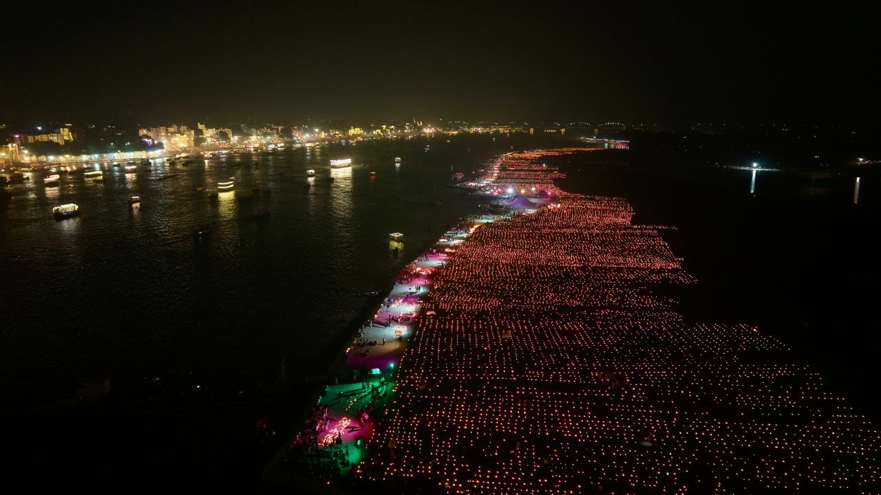 देव दीपावली महोत्सव में मुख्यमंत्री योगी आदित्यनाथ देव दीपावली महोत्सव में मुख्यमंत्री योगी आदित्यनाथ
