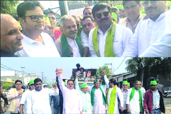 धरना देते हुए