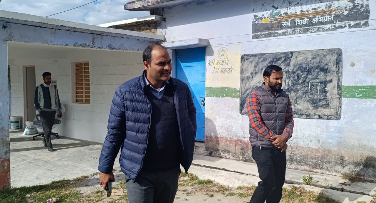 निर्माणाधीन लाइब्रेरी का निरीक्षण करते जिलाधिकारी निर्माणाधीन लाइब्रेरी का निरीक्षण करते जिलाधिकारी