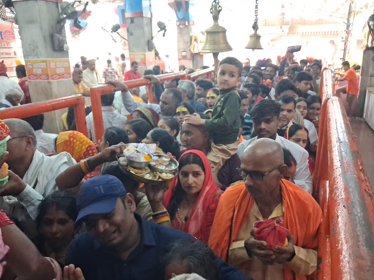 विंध्यधाम में श्रद्धालुओं की भीड़। विंध्यधाम में श्रद्धालुओं की भीड़।