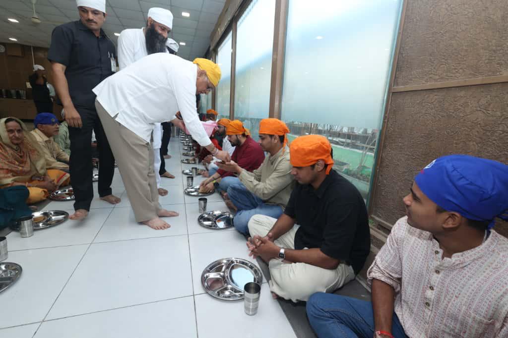 ગાંધીનગરમાં ગુરૂ ગ્રંથ સાહિબના દર્શન પૂજન કરતા મુખ્યમંત્રી