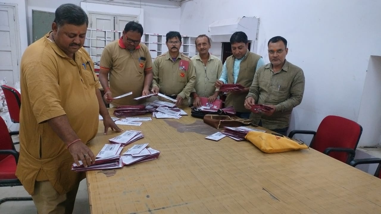 मतदाताओ को ईपिक पहुंचाने में जुटे डाककर्मी मतदाताओ को ईपिक पहुंचाने में जुटे डाककर्मी