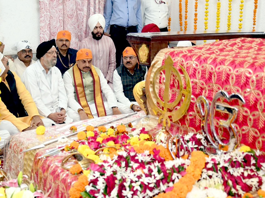 मुख्यमंत्री डॉ. मोहन यादव ने गुरुनानक जयंती पर अरेरा कॉलोनी गुरुद्वारे में अरदास की मुख्यमंत्री डॉ. मोहन यादव ने गुरुनानक जयंती पर अरेरा कॉलोनी गुरुद्वारे में अरदास की