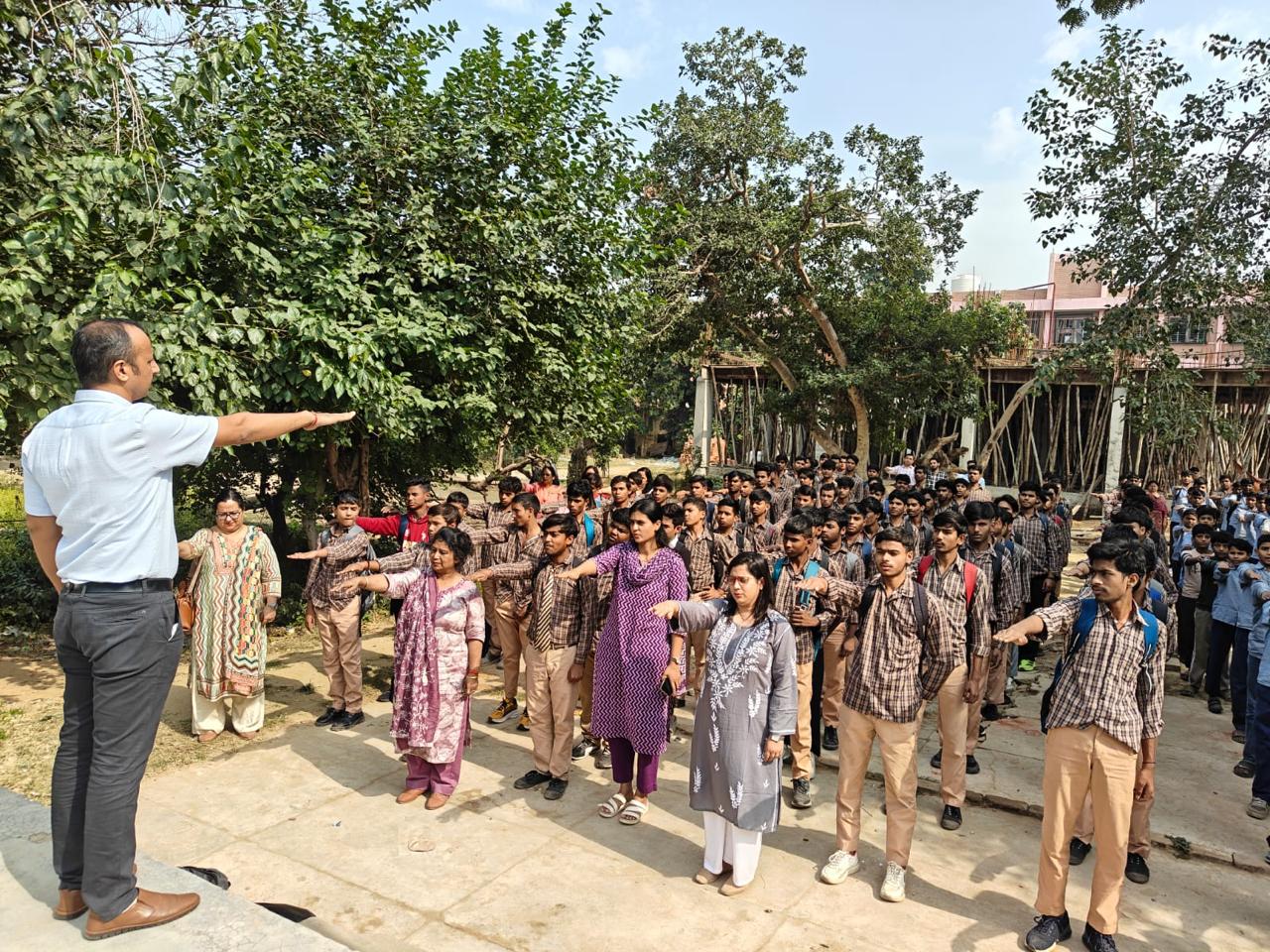 विद्यार्थियों को नशा मुक्ति के तहत शपथ दिलाते पुलिस अधिकारी