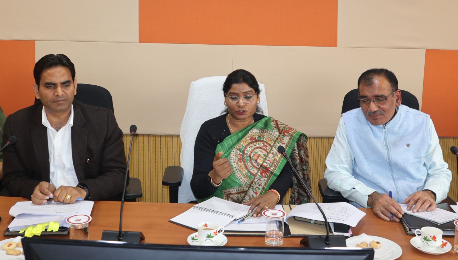 बैठक में मौजूद अधिकारी। बैठक में मौजूद अधिकारी।